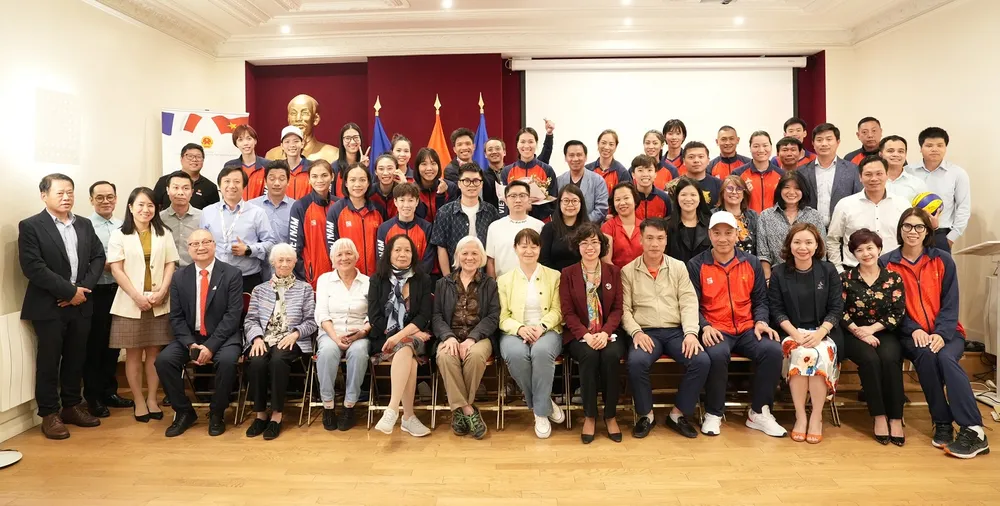 Đội tuyển bóng chuyền nữ Việt Nam đã được đón tiếp nồng hậu khi có mặt ở Pháp. Ảnh: VFV