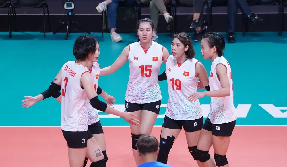 Đội tuyển bóng chuyền nữ Việt Nam đã chơi trận quyết tâm dù không có chiến thắng trước chủ nhà Pháp ở tối 27-7. Ảnh: VFV