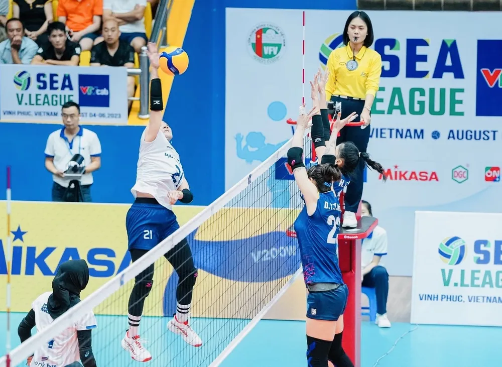 Hàng chắn của đội tuyển bóng chuyền nữ Việt Nam đã khắc chế được các tay đập Indonesia. Ảnh: AVC