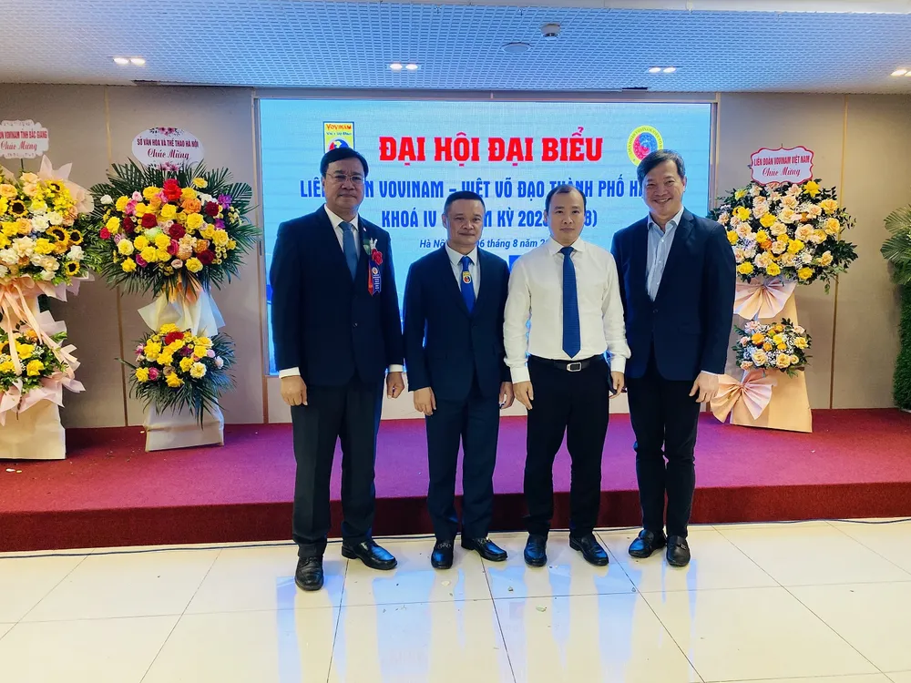 Đại diện Cục TDTT và Liên đoàn vovinam Việt Nam chúc mừng Chủ tịch Liên đoàn vovinam Hà Nội tại Đại hội. Ảnh: MINH MINH