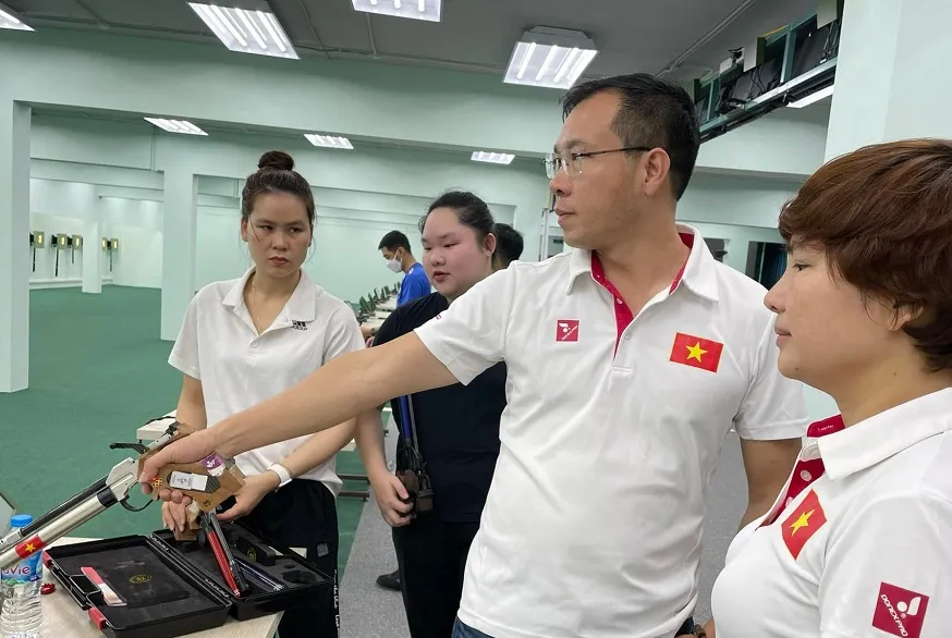 HLV Hoàng Xuân Vinh đang đảm nhiệm vai trò HLV trưởng đội tuyển bắn súng Việt Nam. Ảnh: CỤC TDTT