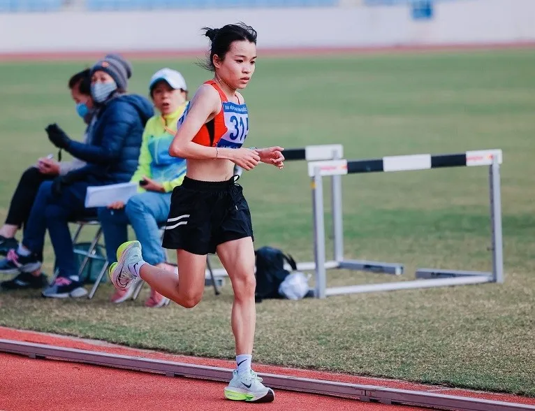 Lê Thị Tuyết có tấm HCV 5.000m giải điền kinh trẻ vô địch quốc gia 2023. Ảnh: MINH NGUYỆT