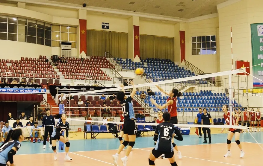 Đội nữ Bộ tư lệnh Thông tin (áo đỏ) đã vào chung kết giải và sẽ gặp đội VTV Bình Điền Long An để tranh ngôi vô địch. Ảnh: BTLTT