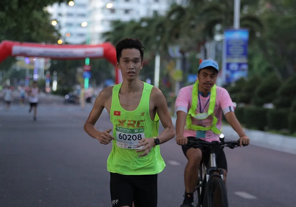VĐV Đào Minh Chí đã vô địch nội dung 10km nam. Ảnh: VNM