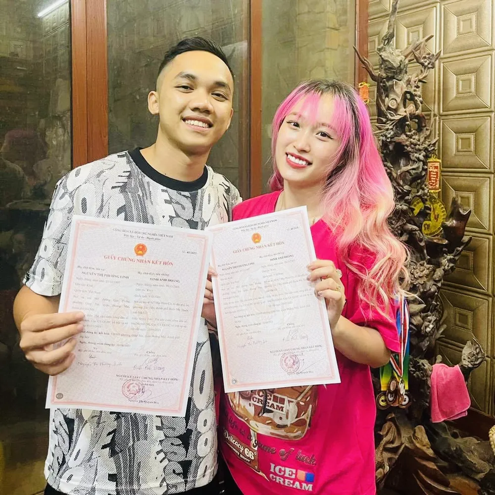 Đinh Anh Hoàng và người bạn đời Phương Linh đã chính thức kí giấy đăng kí kết hôn. Ảnh: ANH HOÀNG Đinh Anh Hoàng và người bạn đời Phương Linh đã chính thức kí giấy đăng kí kết hôn. Ảnh: ANH HOÀNG