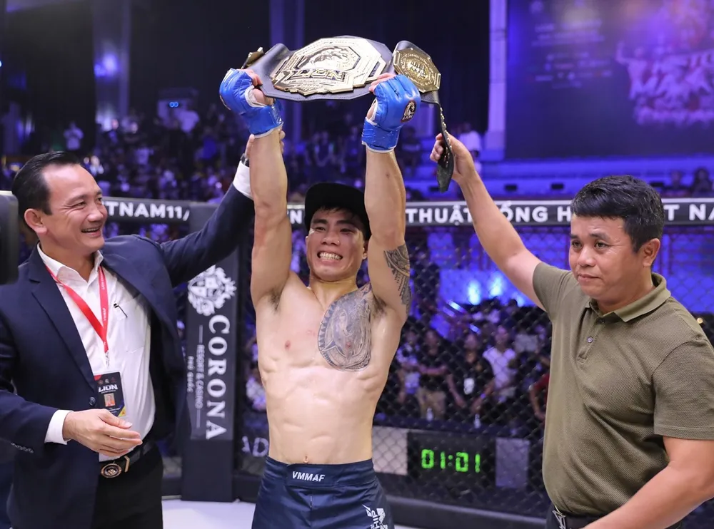 Võ sĩ Phạm Văn Nam bảo vệ được đai vô địch. Ảnh: VMMAF