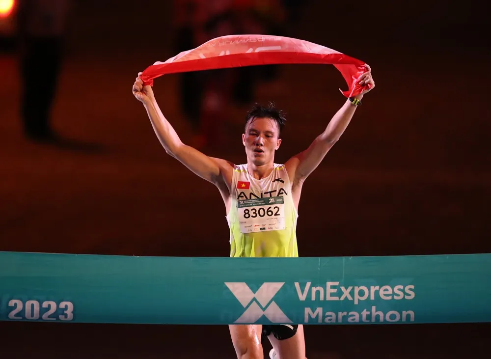 Đỗ Quốc Luật về nhất nội dung 21km nam lần này. Ảnh: VNM