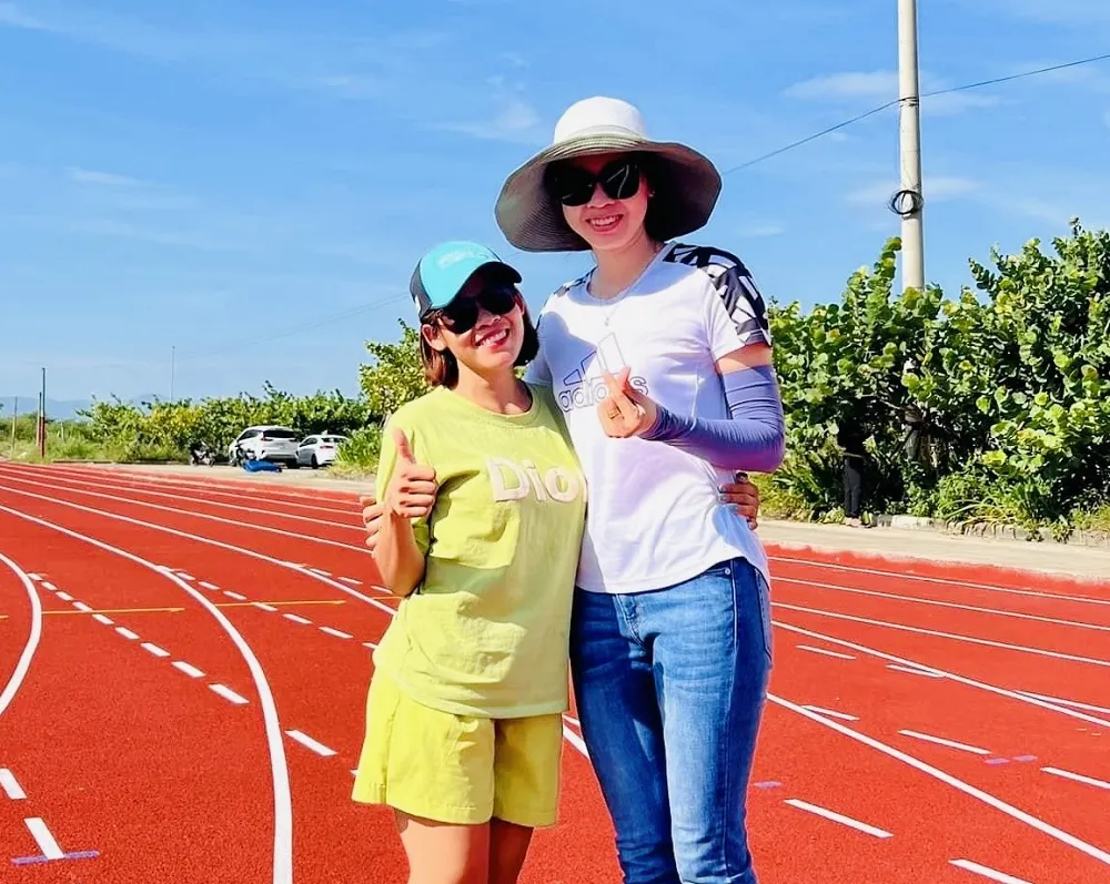 Hai tuyển thủ Nguyễn Thị Thanh Phúc, Dương Thị Việt Anh gặp lại nhau tại giải điền kinh trẻ quốc gia 2023 vừa qua ở Đà Nẵng. 11 năm trước, họ cùng nhau có suất chính thức dự Olympic London (Anh) 2012. Ảnh: THANH PHÚC