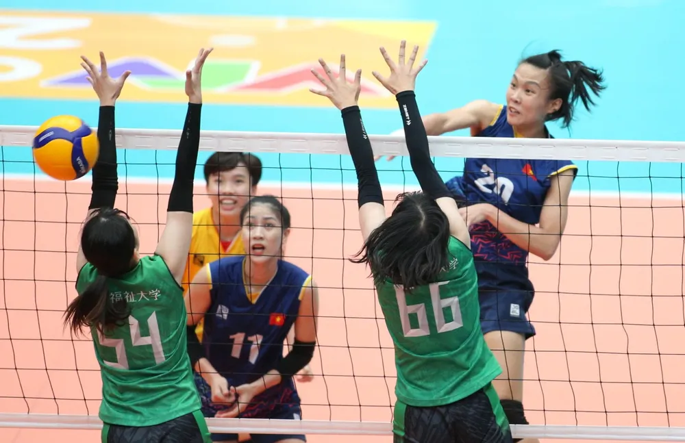 Chủ công Trần Tú Linh (20) là người thường xuyên ra sân chính thức của đội tuyển bóng chuyền nữ Việt Nam thời gian qua. Ảnh: VFV