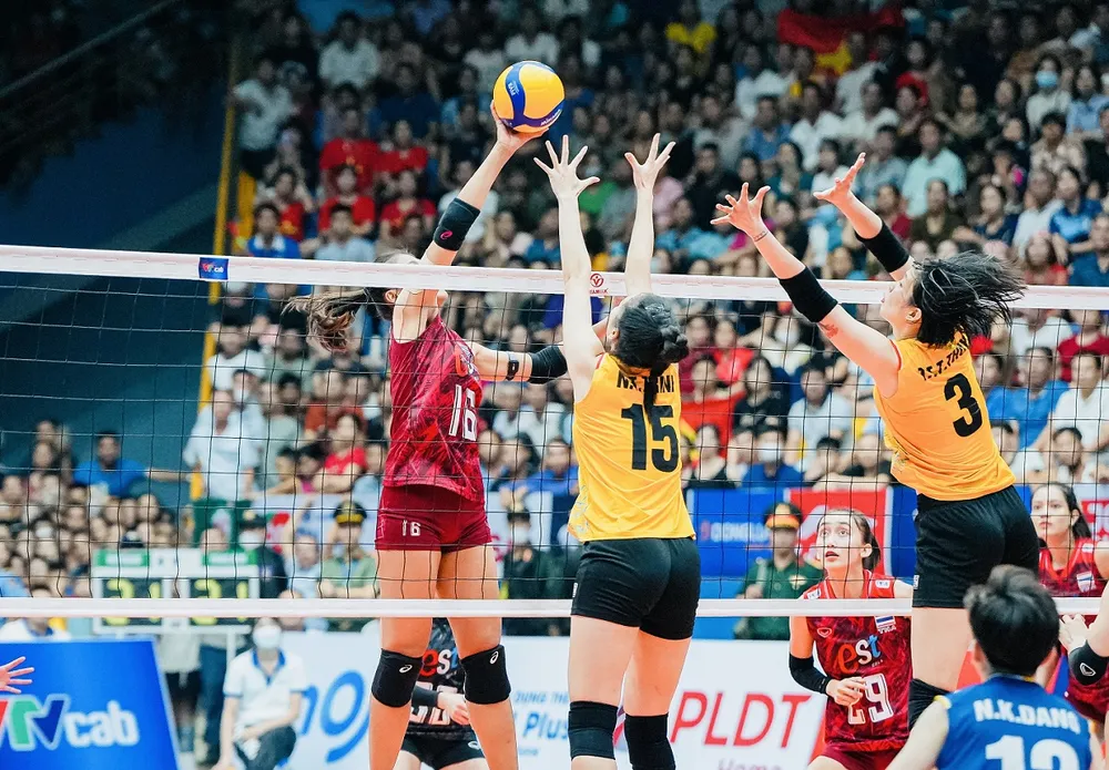 Hai đội tuyển bóng chuyền nữ Việt Nam và Thái Lan tiếp tục gặp nhau ở giải vô địch châu Á 2023 tại Nakhon Ratchasima (Thái Lan). Ảnh: VFV
