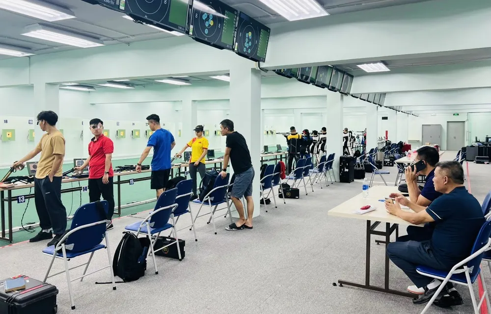 Xạ thủ bắn súng Việt Nam vẫn tập luyện không nghỉ tại trường bắn thuộc Trung tâm HLTTQG Hà Nội. Ảnh: MINH MINH