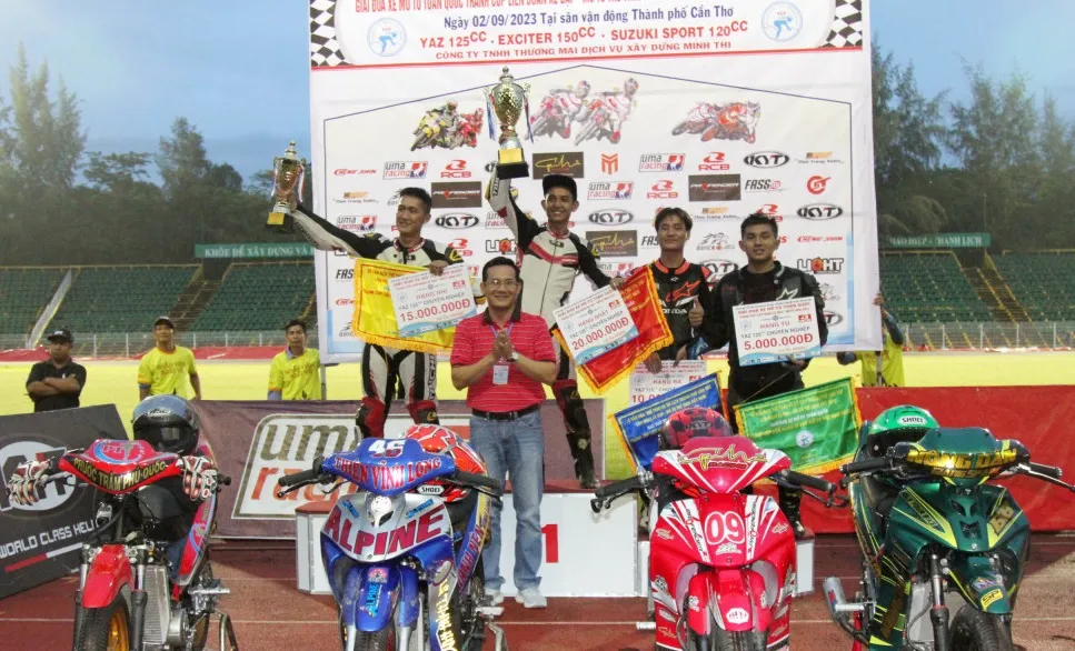 Ban tổ chức đã trao thưởng cho các tay đua đạt thứ hạng ở nội dung chuyên nghiệp tại giải năm nay. Ảnh: N.MINH