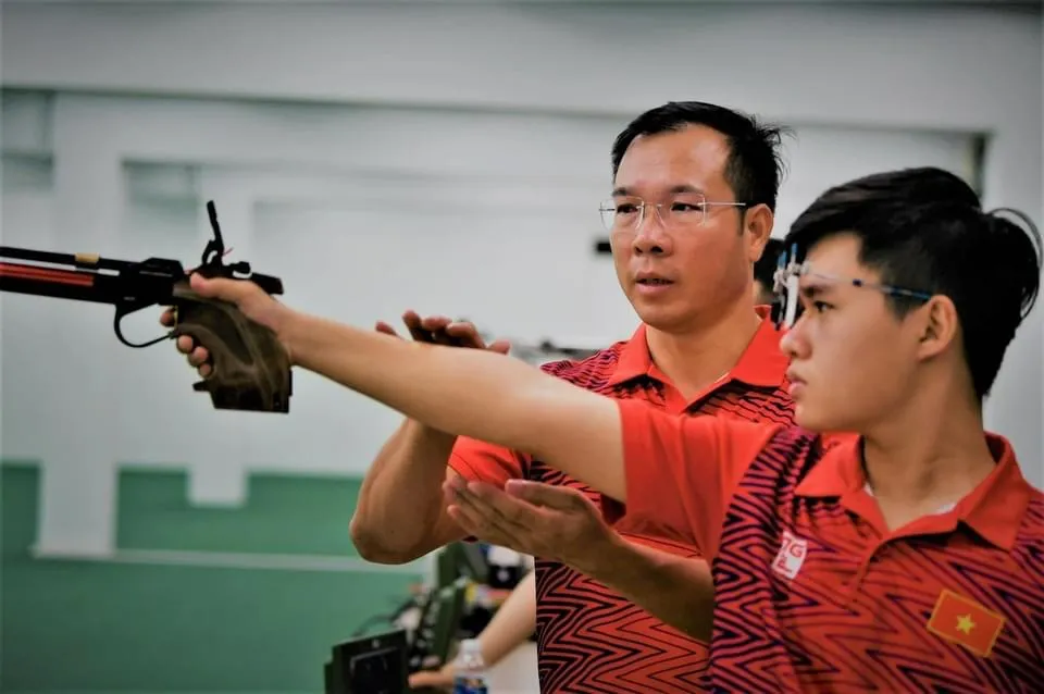 HLV Hoàng Xuân Vinh dự ASIAD 19 ở thành phần ban huấn luyện đội tuyển bắn súng Việt Nam. Ảnh: XUÂN VINH