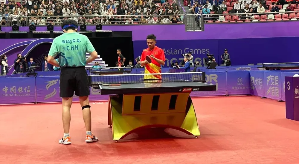 Tay vợt Đinh Anh Hoàng gặp Wang Chuqin (số 2 thế giới) trong trận tiên phong. Ảnh: LÊ.Đ.ĐỨC 