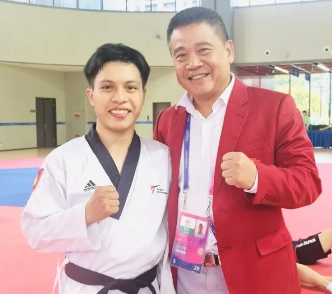 Võ sĩ Trần Hồ Duy đã giành được HCĐ ở ASIAD 19 và được cán bộ Đoàn thể thao Việt Nam chúc mừng. Ảnh: MINH MINH