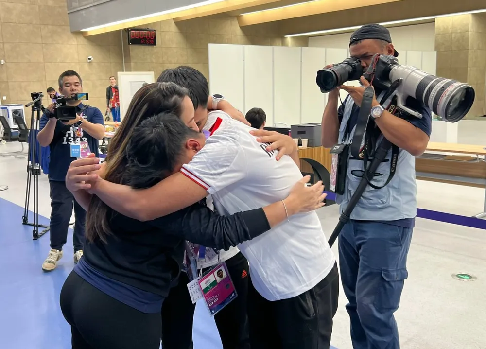 Đội bắn súng Indonesia chúc mừng nhau khi giành thêm tấm HCV quan trọng trong ngày tranh tài. Ảnh: LƯỢNG LƯỢNG