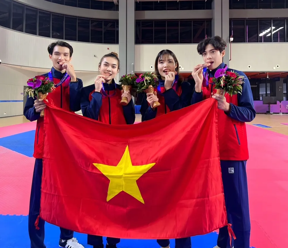 Bạc Thị Khiêm và đội taekwondo Việt Nam đã giành được HCĐ đồng đội hỗn hợp nam-nữ ở ngày trước đó tại ASIAD 19. Ảnh: ĐOÀNTTVN