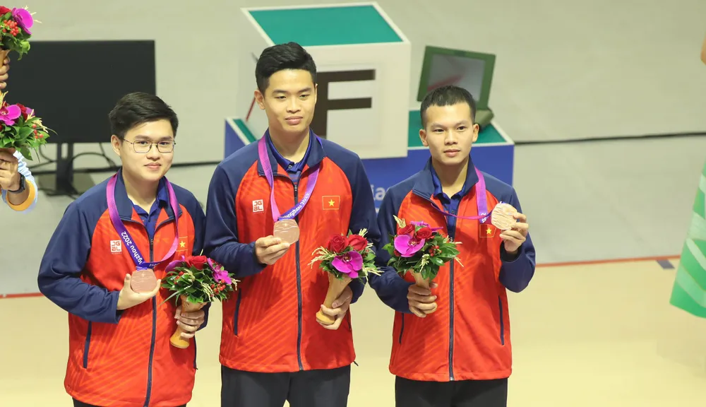 Phạm Quang Huy (giữa) được nhân thưởng "nóng" đáng kể với tấm HCV ASIAD 19. Ảnh: LƯỢNG LƯỢNG