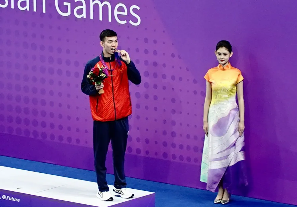 Huy Hoàng đã thi đấu tốt nhưng cho biết mình hoàn toàn bất ngờ khi giành được HCĐ nội dung 400m tự do. Ảnh: LƯỢNG LƯỢNG