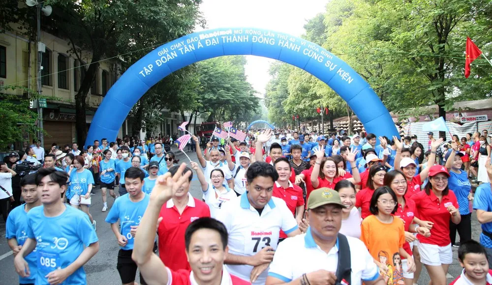 Giải đã thi đấu chung kết trong sáng 30-9 tại hồ Hoàn Kiếm (Hà Nội). Ảnh: MINH MINH