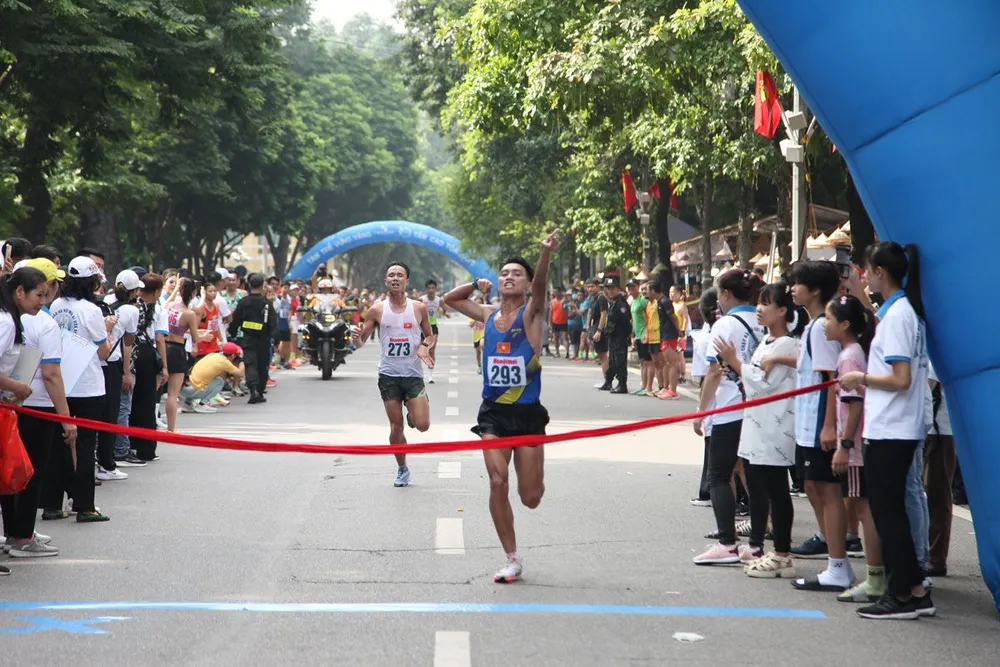 Trần Văn Đảng về nhất hệ chuyên nghiệp nam. Ảnh: MINH MINH