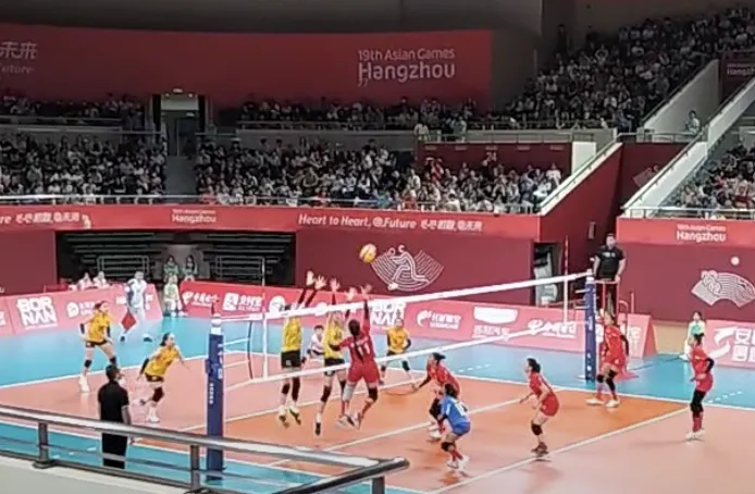 Sự khởi đầu bằng một chiến thắng là đà thuận lợi cho cầu thủ bóng chuyền nữ Việt Nam hướng tới các trận đấu tiếp theo ở ASIAD 19. Ảnh: MINH MINH