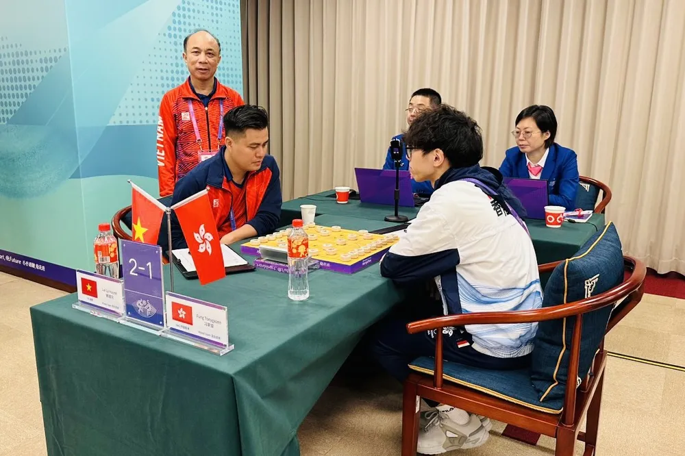 Kì thủ Lại Lý Huynh cũng có kết quả hòa trước đối thủ Hongkong (Trung Quốc). Ảnh; MINH MINH