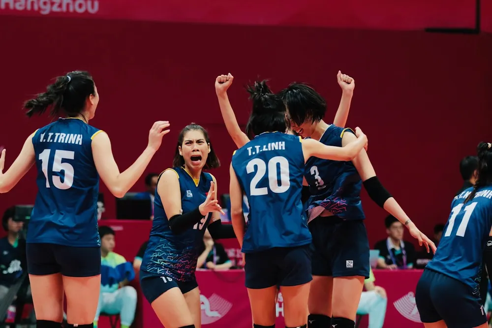 Cầu thủ vui mừng sau chiến thắng. Ảnh: LLƯỢNG LƯỢNG