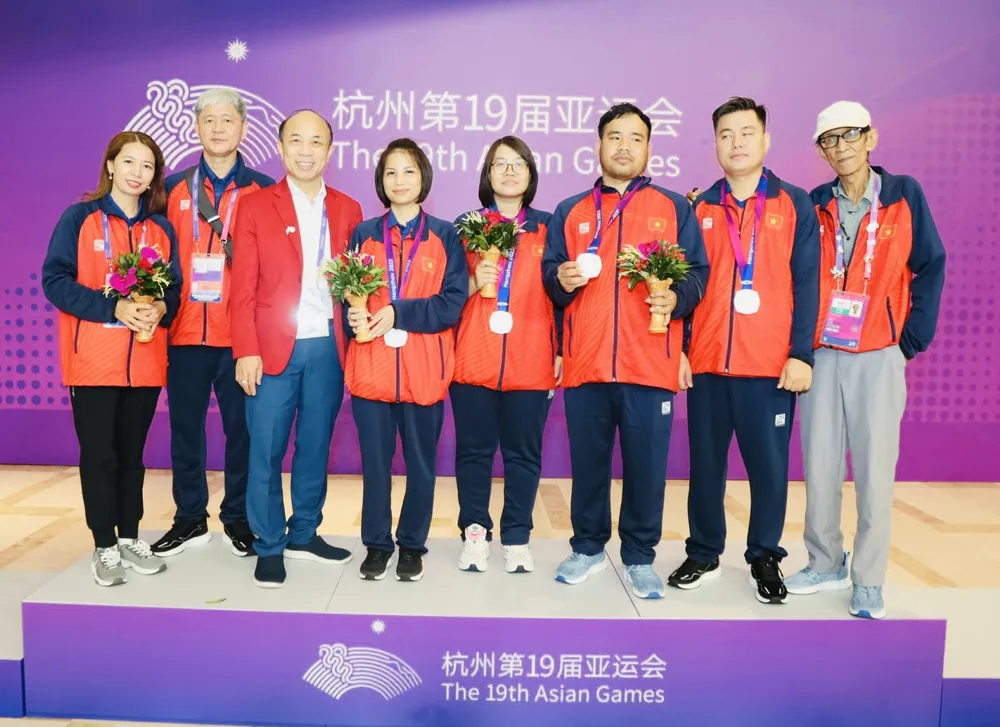 Các thành viên đội cờ tướng Việt Nam nhận HCB nội dung đồng đội hỗn hợp nam-nữ. Ảnh: MINH MINH