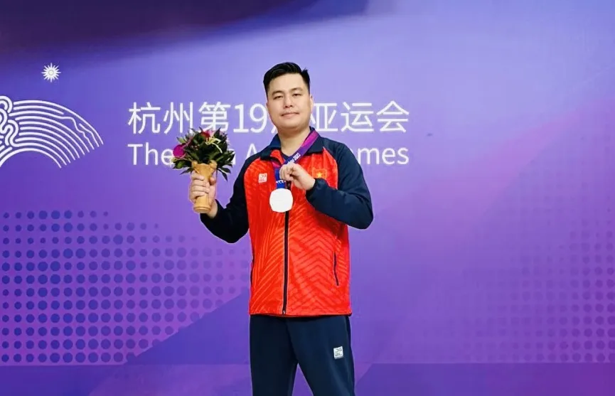 Kì thủ Lại Lý Huynh cho biết đã nỗ lực hết mình trong nội dung đồng đội và sẽ cố gắng thi đấu tại nội dung cá nhân tiếp theo của môn cờ tướng ở ASIAD 19. Ảnh: MINH MINH