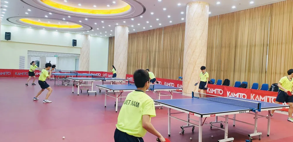 Đội bóng bàn trẻ quốc gia đang tập luyện tại khu tập thuộc sân vận động quốc gia Mỹ Đình (Hà Nội). Ảnh: MINH MINH