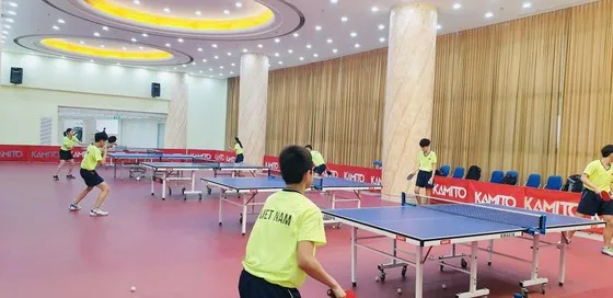 Các VĐV bóng bàn trẻ quốc gia được yêu cầu tập trung tinh thần tập luyện và sẽ được đưa về ăn uống tại Trung tâm HLTTQG Hà Nội. Ảnh: MINH MINH