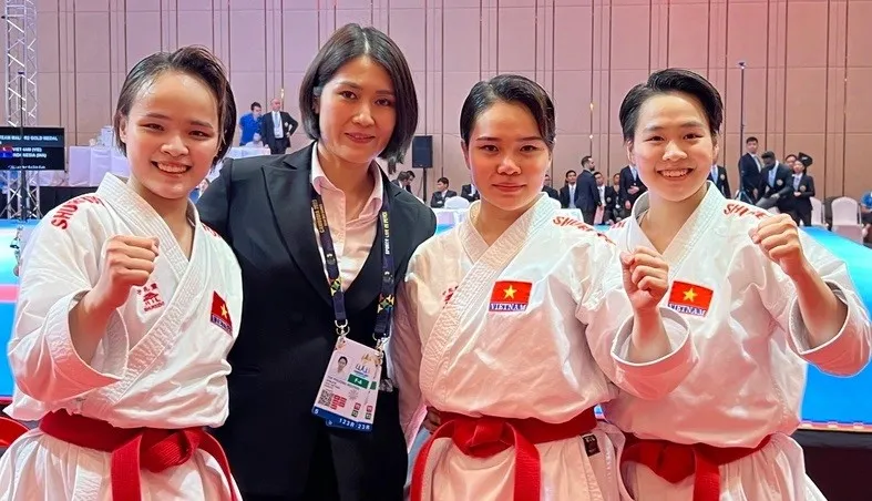 HLV Nguyễn Hoàng Ngân (áo đen) cùng các học trò tại đội kata nữ. Ảnh: ĐOÀNTTVN