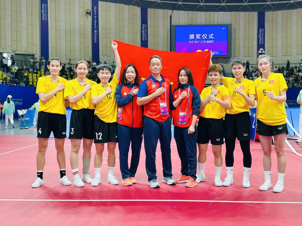 Ông Lê Thanh Sơn (giữa) chúc mừng các thành viên đội tuyển cầu mây Việt Nam sau khi giành HCV. Ảnh: LƯỢNG LƯỢNG