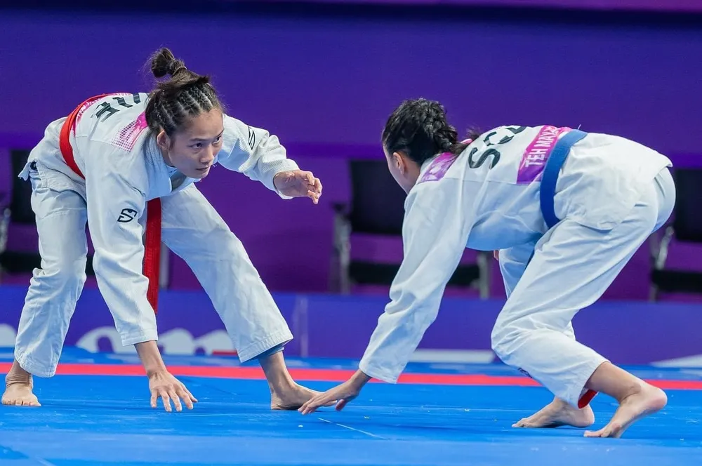 Phùng Thị Huệ (đỏ) đã có HCĐ tại Đại hội lần này. Ảnh: ĐOÀNTTVN