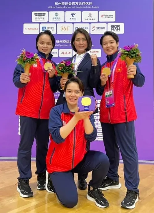 Cô trò đội kata nữ của Việt Nam đã có thành tích HCV đáng nhớ tại ASIAD 19. Ảnh: N.T.PHƯƠNG