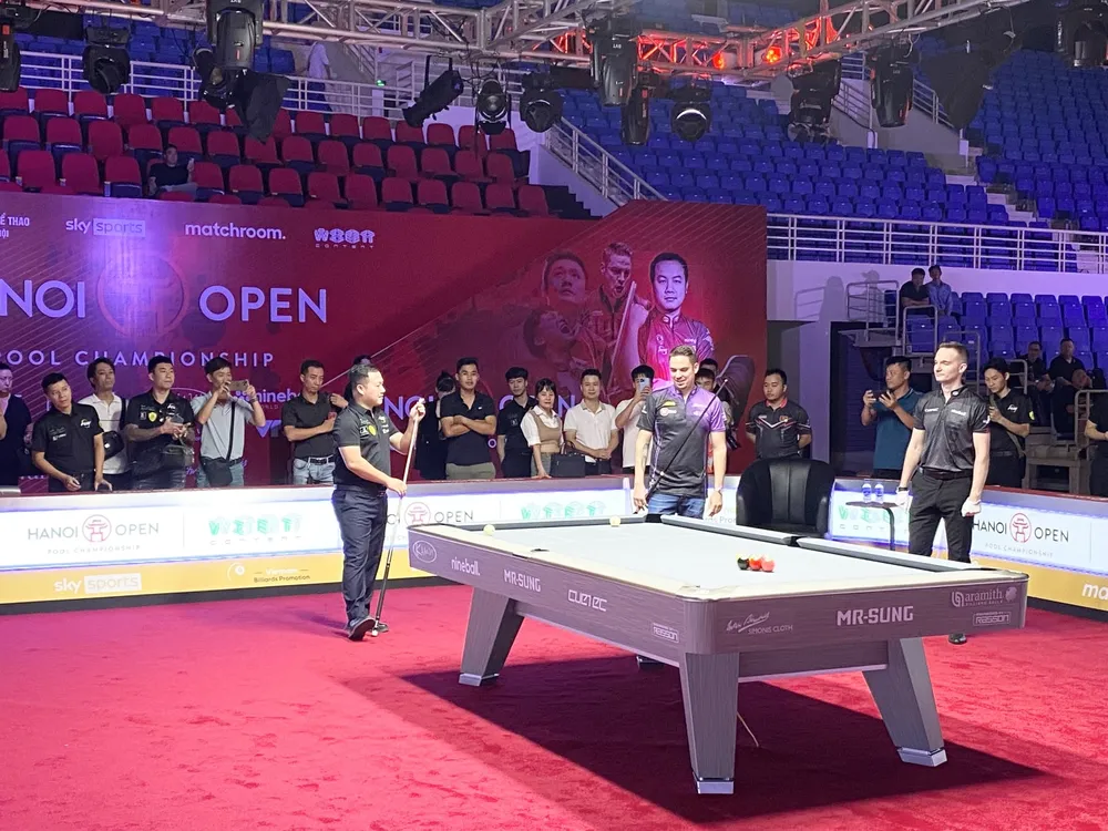 Các VĐV đã khai cơ chào mừng giải đấu. Ảnh: MINH MINH