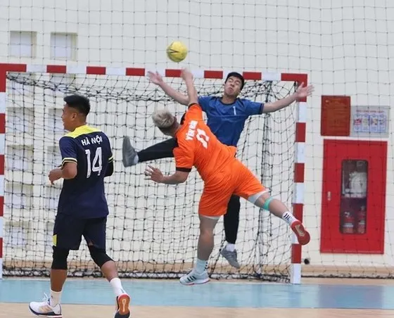 Bóng ném vô địch quốc gia năm nay có hơn 130 cầu thủ tham dự. Ảnh: N.D