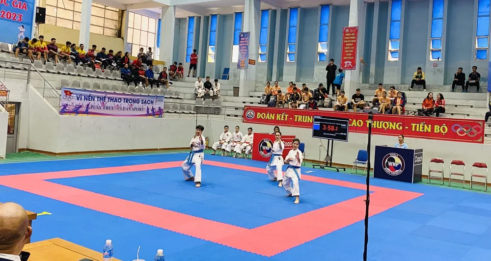 VĐV thi đấu nội dung kata (biểu diễn) đồng đội trong ngày khai mạc. Ảnh: MINH MINH