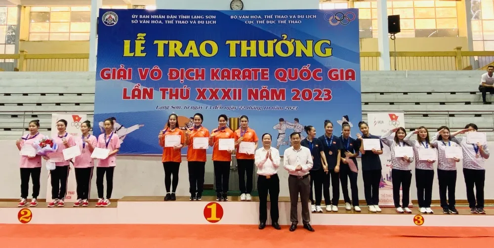 Các tuyển thủ kata của karate nữ Hà Nội chiếm ưu thế và chiến thắng giành HCV. Ảnh: MINH MINH