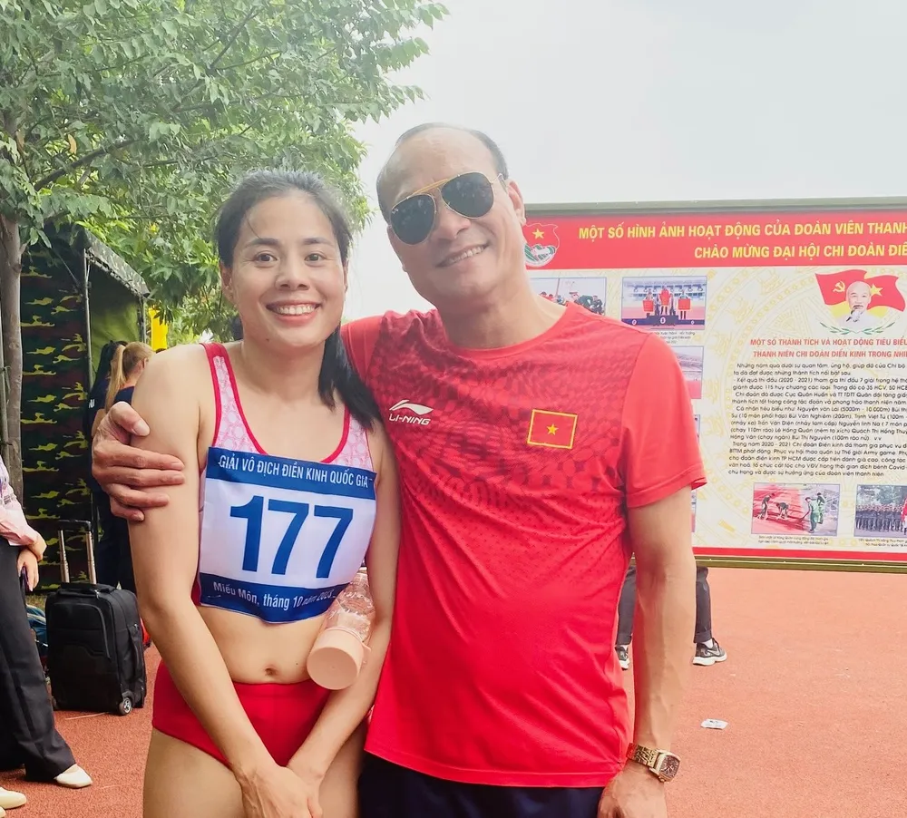 Nguyễn Thị Huyền và HLV Phạm Văn Chinh của điền kinh Nam Định chụp hình kỉ niệm ngay sau khi giành HCV 400m nữ giải vô địch quốc gia 2023. Ảnh: MINH MINH