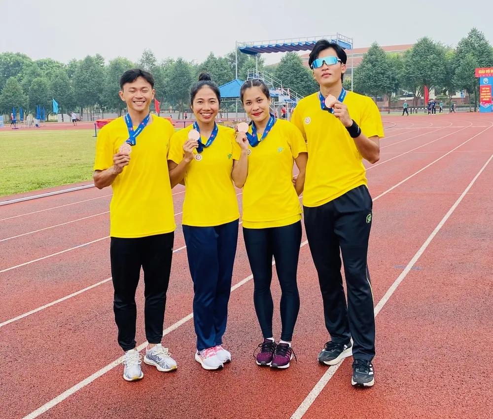 Đội tiếp sức hỗn hợp 4x100m nam-nữ của TPHCM nhận HCĐ giải năm nay. Ảnh: MINH MINH