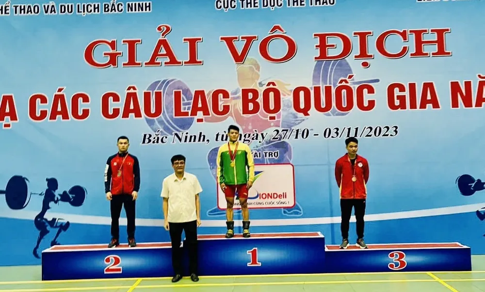 Thạch Kim Tuấn được nhận tấm HCV đối với kết quả cử giật của mình trong hạng 55kg tại giải năm nay. Ảnh: MINH MINH