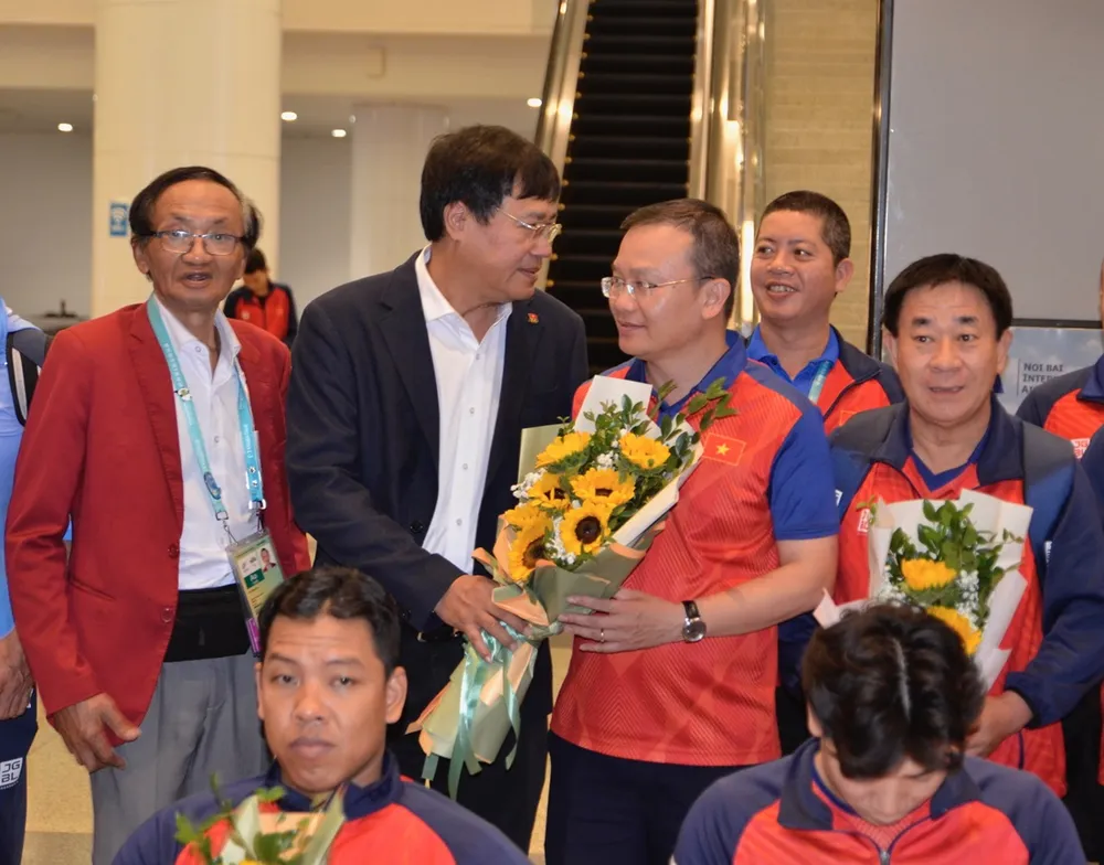 Lãnh đạo Cục TDTT gặp mặt đón các thành viên thể thao người khuyết tật trở về. Ảnh: THÁI DƯƠNG