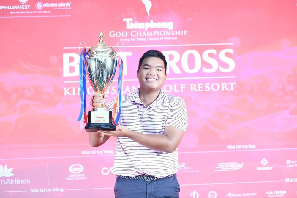 Golf thủ trẻ Nguyễn Đức Sơn vô địch giải đấu năm nay. Ảnh: NHƯ Ý