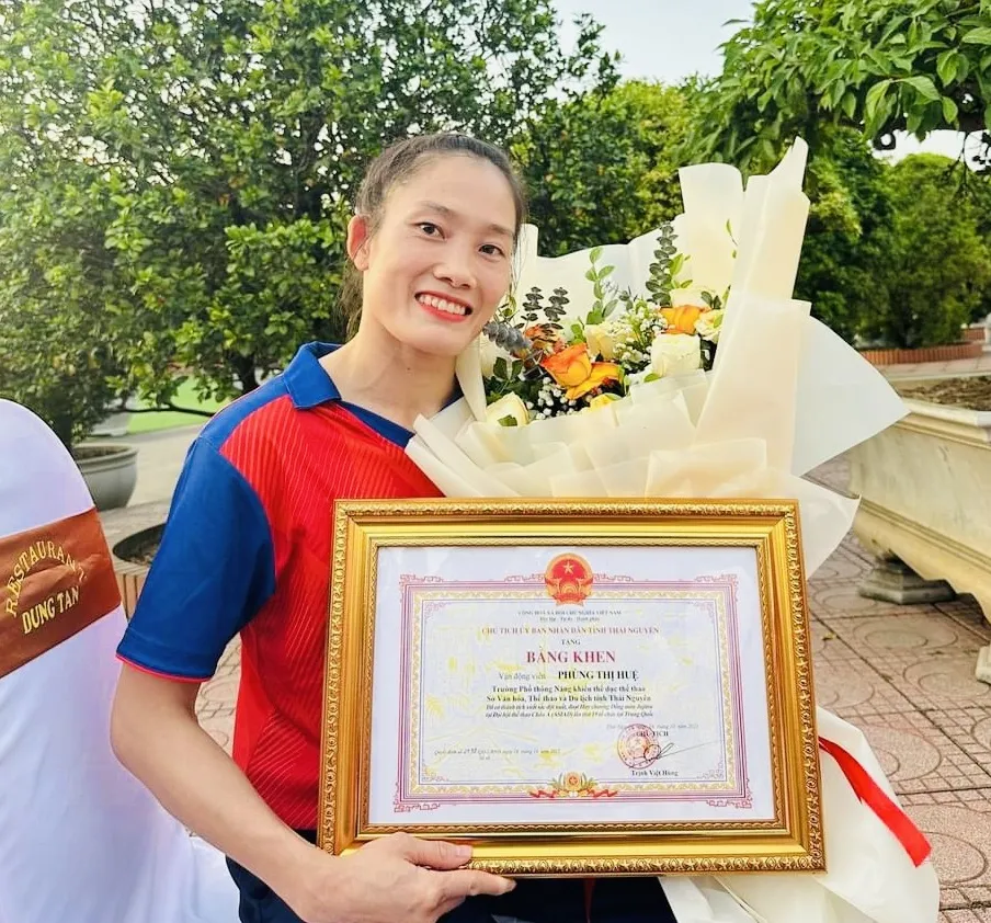 Tỉnh nhà Thái Nguyên khen thưởng Phùng Thị Huệ với kết quả HCĐ tại ASIAD 19 vừa qua. Ảnh: HUỆ PHÙNG