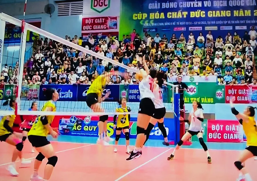 Cầu thủ Hóa chất Đức Giang tia sáng (vàng) có chiến thắng trước Quảng Ninh. Ảnh: MINH MINH