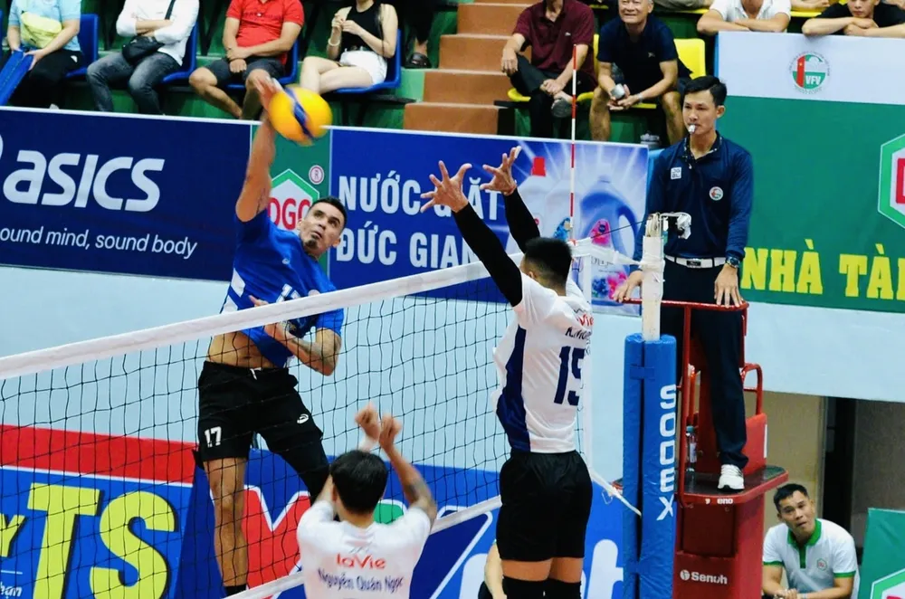 Evando De Souza (xanh) đang là mũi đánh ngoại binh quan trọng của Sanest Khánh Hòa ở vòng 2 giải năm nay. Ảnh: S.KHÁNH HÒA