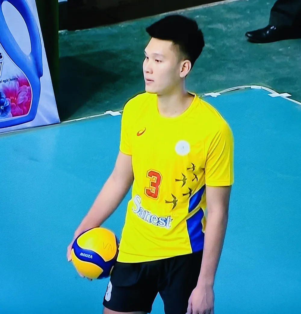 Chủ công Dương Văn Tiên và đồng đội của Sanest Khánh Hòa đang chơi tốt và thắng TPHCM ở tối 7-11. Ảnh: MINH MINH