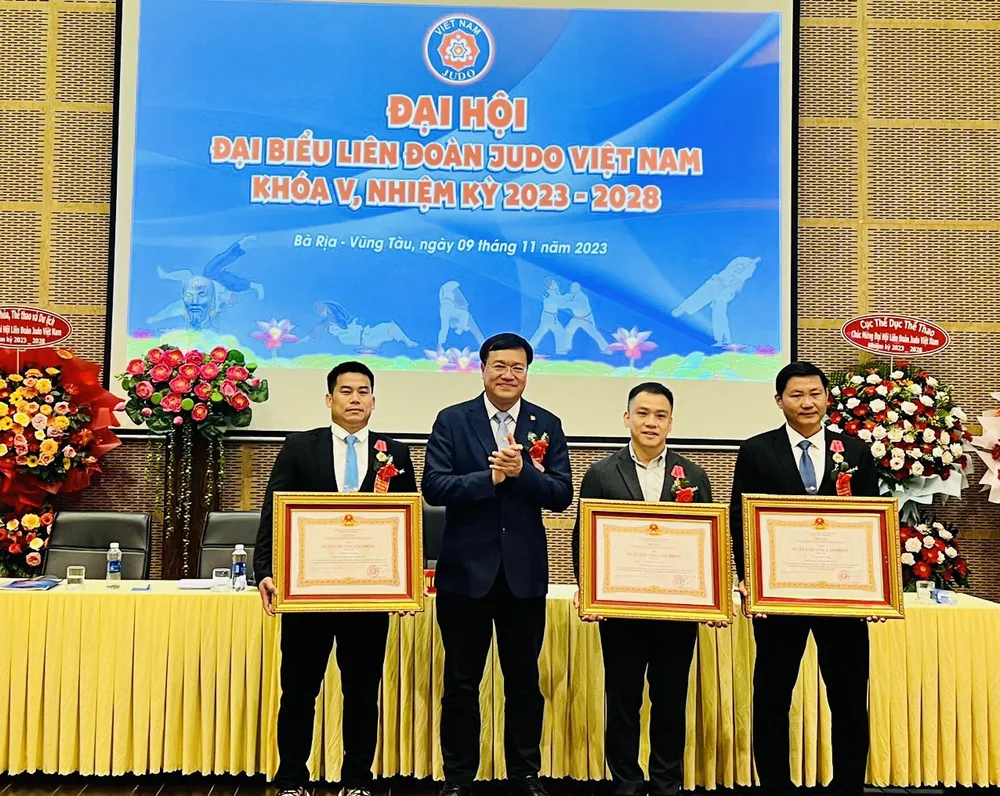 Lãnh đạo Cục TDTT trao bằng khen cho các cá nhân có thành tích. Ảnh: JUDOVN Lãnh đạo Cục TDTT trao bằng khen cho các cá nhân có thành tích. Ảnh: JUDOVN